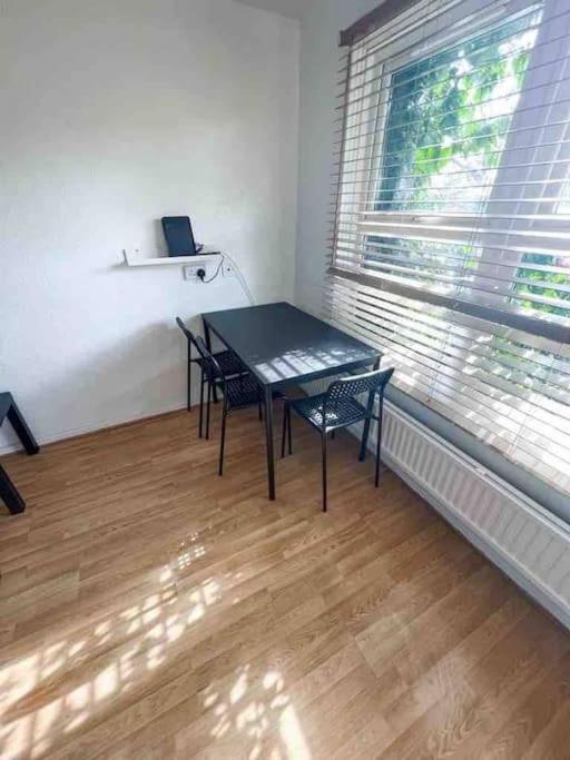 Spacious Two Bedroom Flat Londra Esterno foto