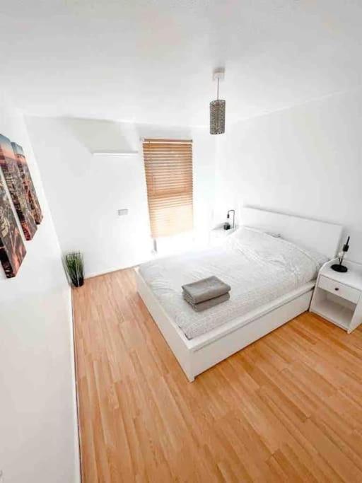 Spacious Two Bedroom Flat Londra Esterno foto