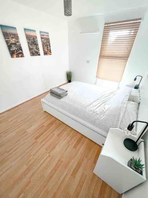 Spacious Two Bedroom Flat Londra Esterno foto