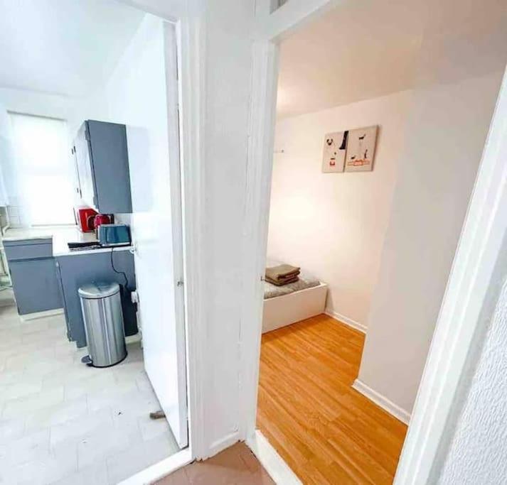 Spacious Two Bedroom Flat Londra Esterno foto