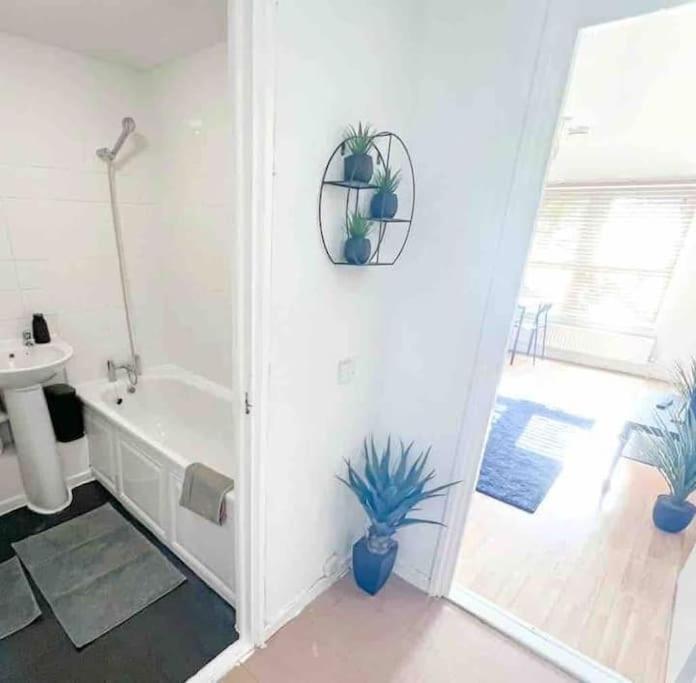 Spacious Two Bedroom Flat Londra Esterno foto